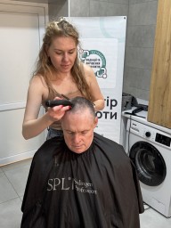 Cоціальна перукарня допомогла Олександру знову відчути себе впевненіше Cоціальна перукарня допомогла Олександру знову відчути себе впевненіше