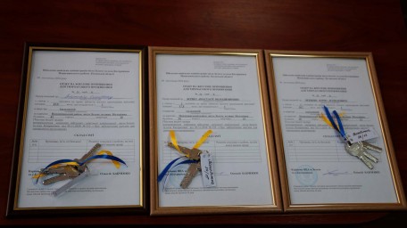 Сім’ї, у яких війна відібрала «рідний куточок», стали власниками повністю облаштованих квартир Сім’ї, у яких війна відібрала «рідний куточок», стали власниками повністю облаштованих квартир