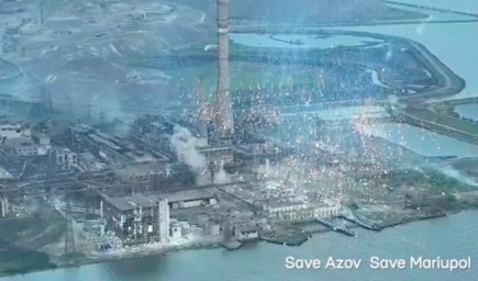 Скиди фосфорних бомб на територію МК "Азовсталь" Скиди фосфорних бомб на територію МК "Азовсталь"