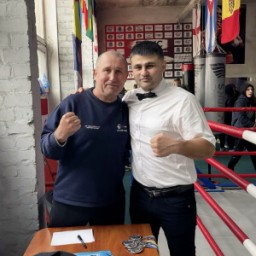 Маріупольський тренер проводить заняття із дітьми в Дніпрі Маріупольський тренер проводить заняття із дітьми в Дніпрі